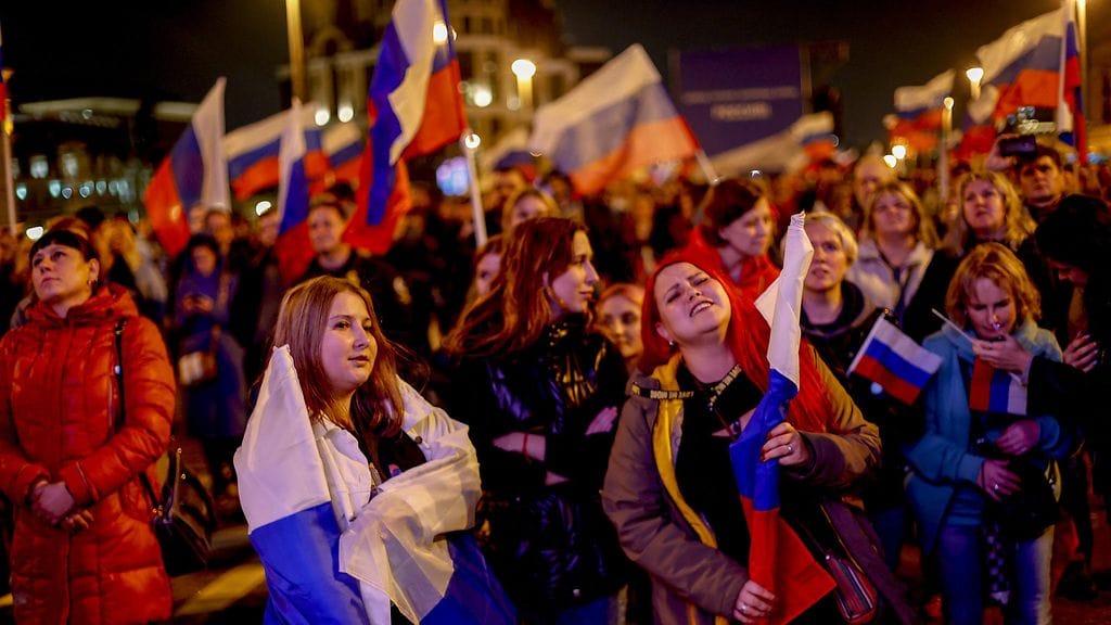 Venäläisiä kuuntelemassa Vladimir Putinin puhetta syyskuussa 2022.