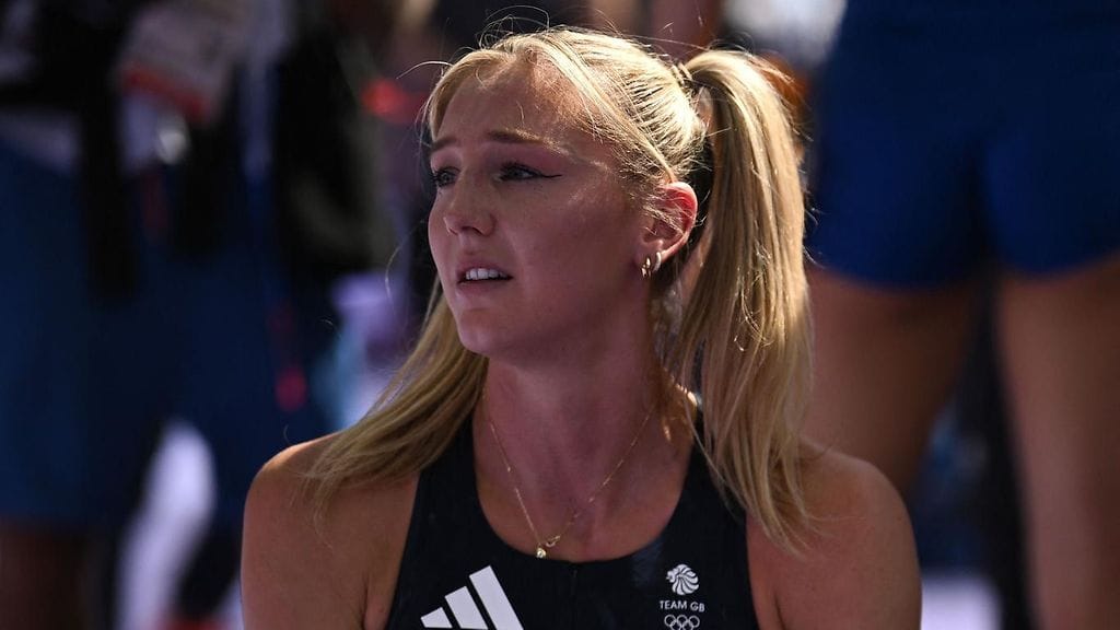 Molly Caudery itki pitkään kentän pinnassa seiväskarsinnan epäonnistumistaan.