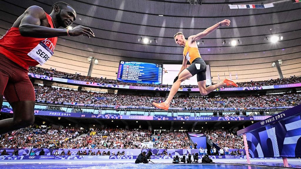 Kenian Amos Serem joutui palaamaan vesiesteelle juostuaan aluksi sen ohi.