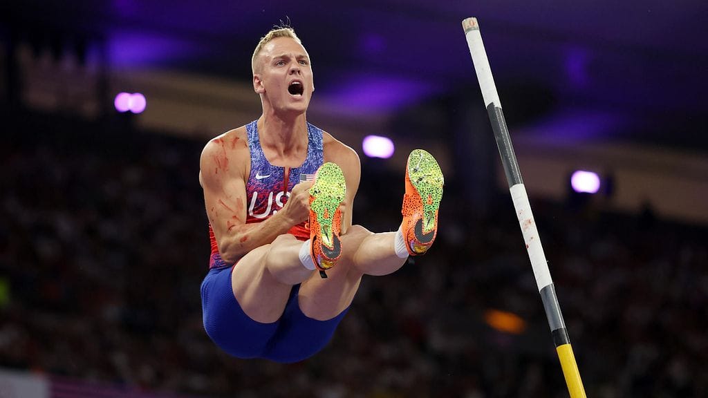 Sam Kendricks voitti olympiahopeaa Pariisin seiväskilpailussa.