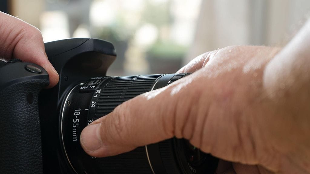 Mies sai pitää järjestelmäkameransa, mutta menetti sen muistikortin. Kuvituskuva.