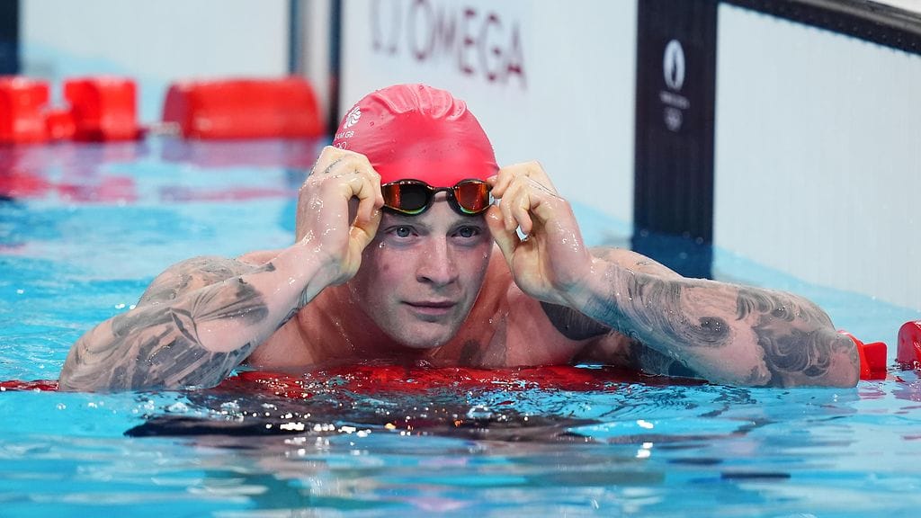 Uinnin supertähti Adam Peaty antaa kovaa palautetta Pariisin keittiöhenkilökunnalle.