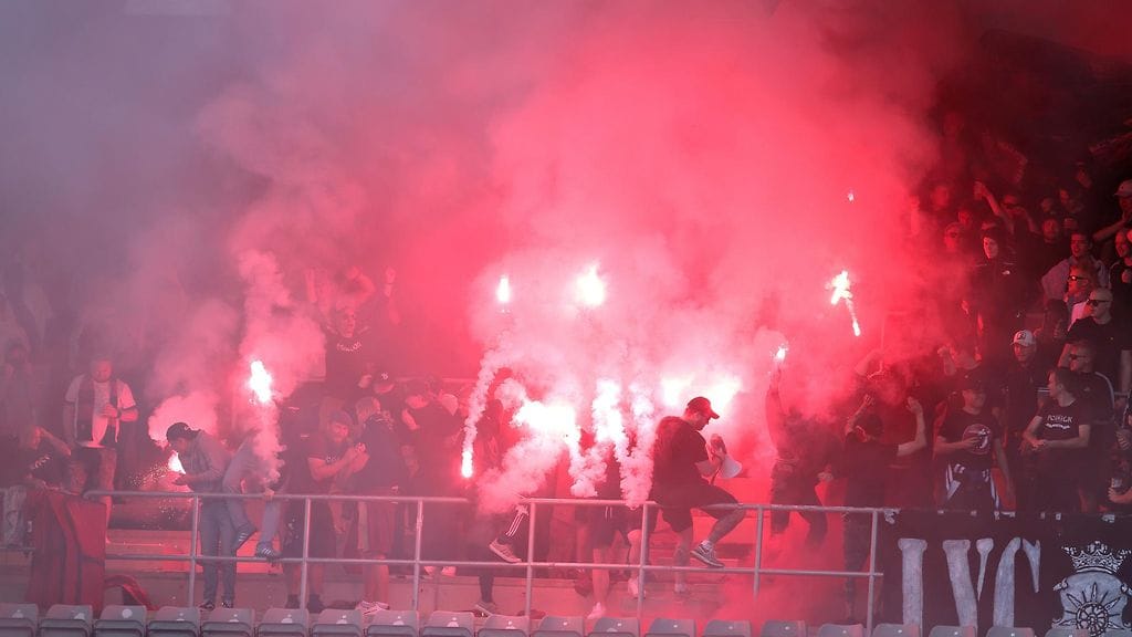 Soihdut värittivät FC Lahden katsomoa lauantaina.