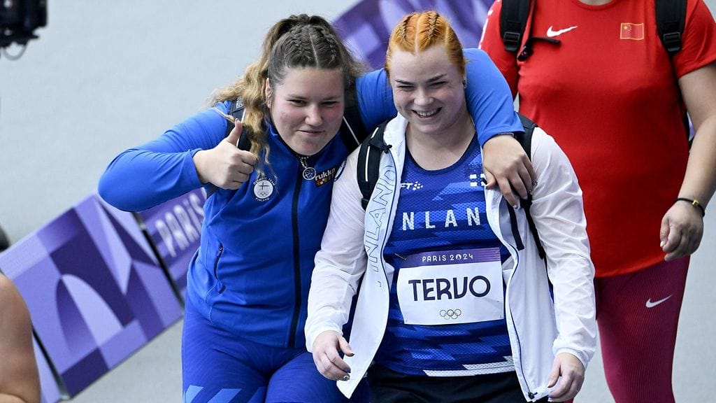 Silja Kosonen ja Krista Tervo olivat helpottuneita, kun kumpikin onnistui moukarin karsinnassa.