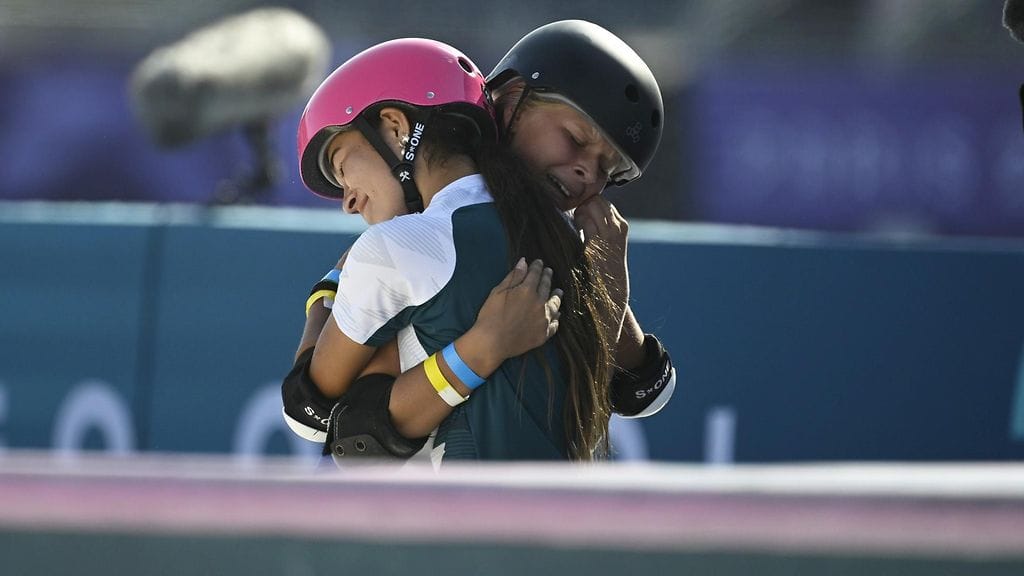 Tästä skeittauksessa on kyse: Parhaat ystävät ovat aina lähellä. Heili Sirviö ja hänen läheinen ystävänsä, olympiavoittaja Arisa Trew halaamassa olympiafinaalissa.