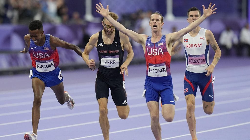 Yhdysvaltain Cole Hocker juhli 1 500 metrin olympiakultaa. Norjalainen ennakkosuosikki Jacob Ingebrigtsen (oik.) jäi neljänneksi.