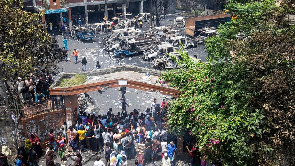 Bangladeshin mielenosoituksiin osallistuneet opiskelijat vaativat Muhammad Yunusia maan johtoon.