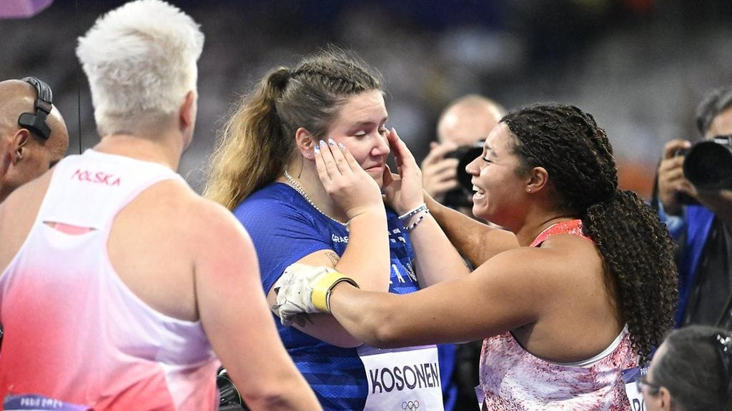 Silja Kosonen oli kisan jälkeen onnellinen kultamitalisti Camryn Rogersin puolesta.