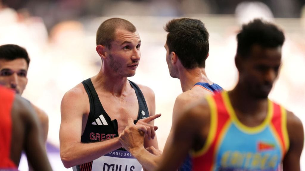 Brittijuoksija George Mills heristeli sormeaan syyttävään sävyyn.