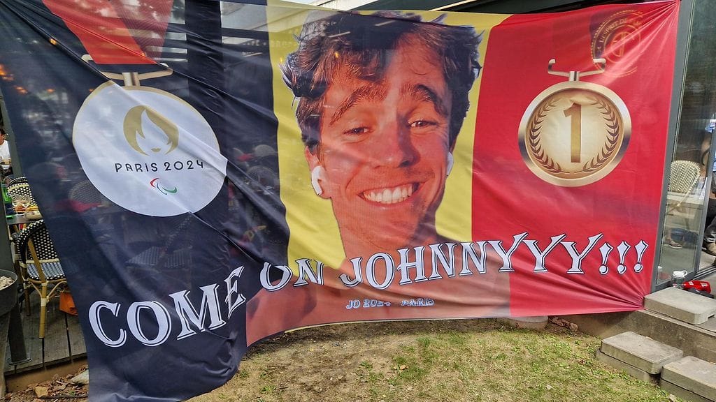 Ravintolan ulkoseinässä roikkui John Heymans -fanilakana.