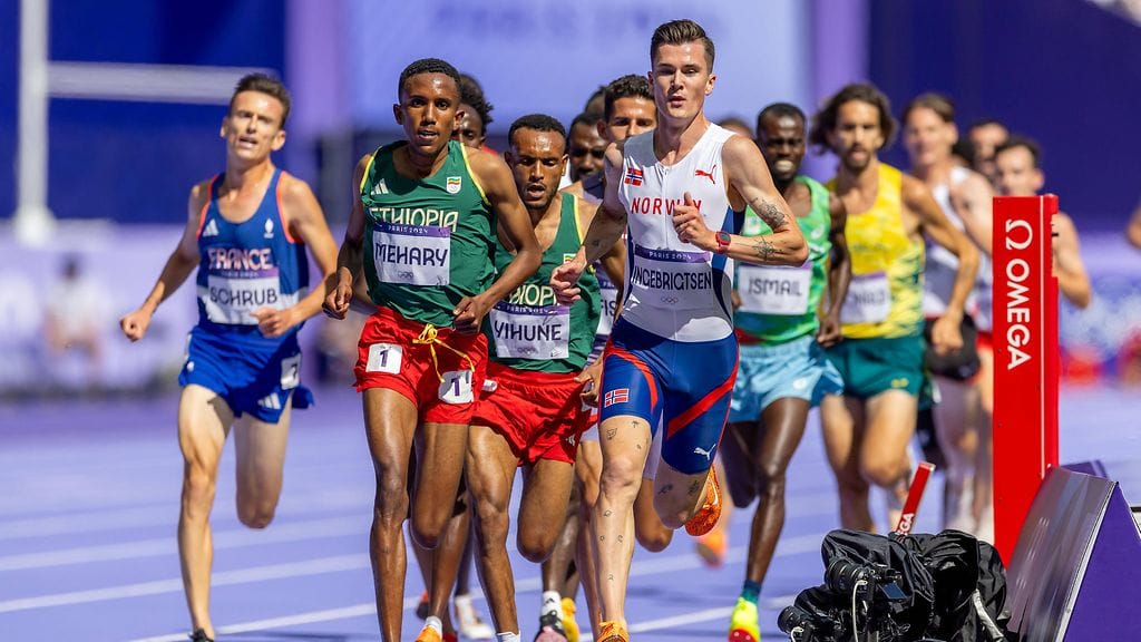 Norjan Jakob Ingebrigtsen juoksi 5 000 metrin toisen alkuerän voittoon. Osa juoksijoista joutui väistämään kilpailun aikana kuvaajaa.