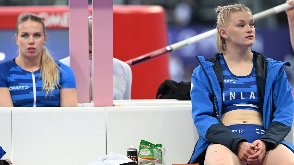 Wilma Murto (oik.) ja Elina Lampela odottelemassa Pariisin illassa.