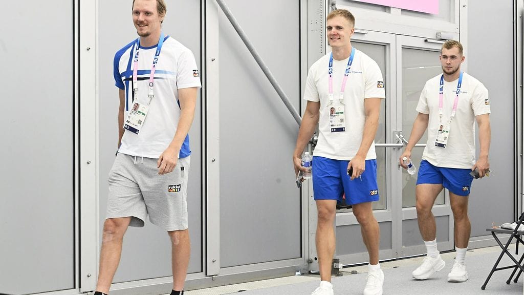 Lassi Etelätalo (vasemmalla), Oliver Helander (kesk.) ja Toni Keränen ovat Suomen toivot miesten keihäsfinaalissa.