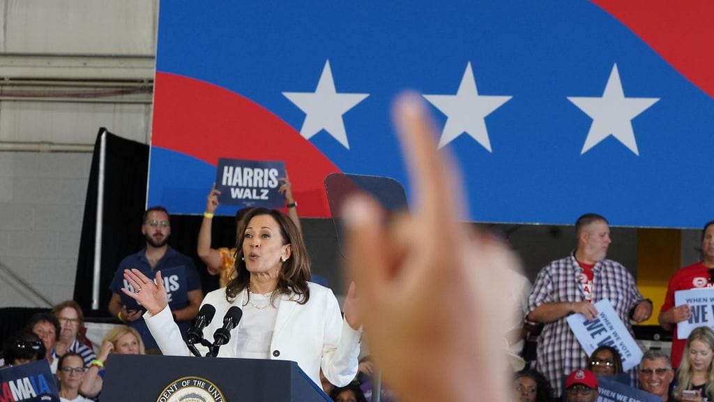 Kamala Harris puhui kannattajilleen keskiviikkona Michiganissa.