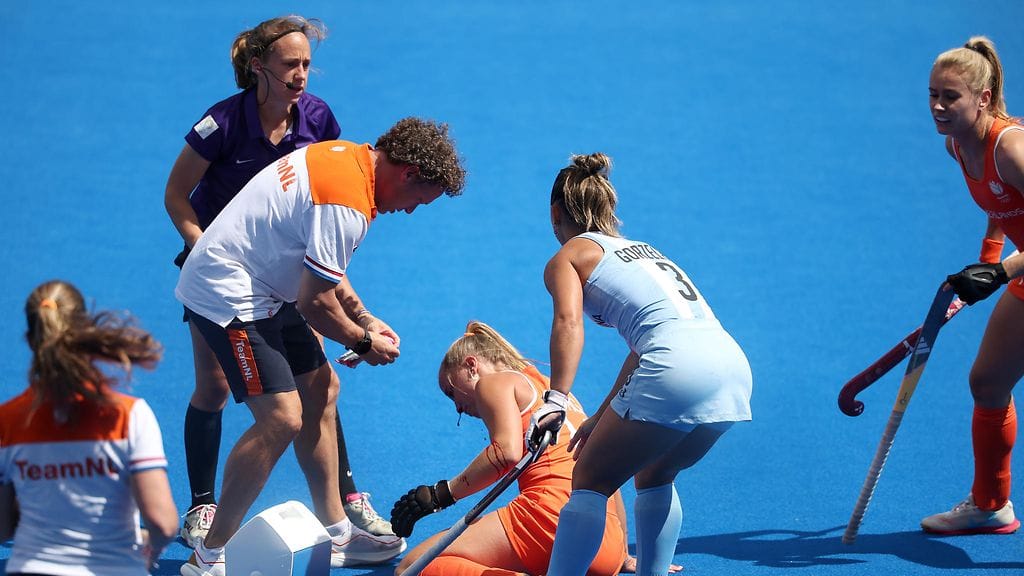 Joosje Burgia hoivattiin kentällä.