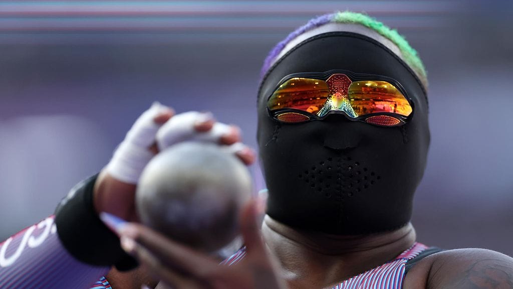 Raven Saunders työntää kuulaa maski päässään.