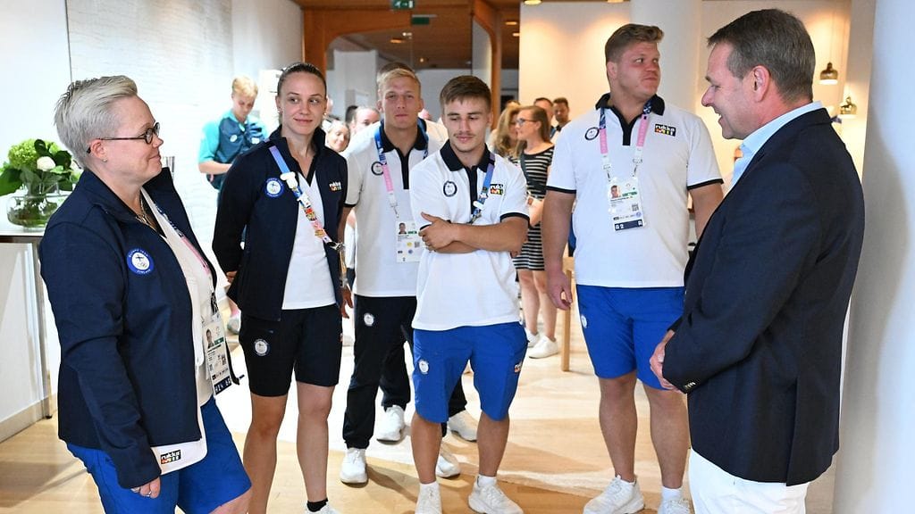 Suomen Olympiakomitean huippu-urheiluyksikön varajohtaja Leena Paavolainen (vas.) ja puheenjohtaja Jan Vapaavuori (oik.) saavat vastata kysymyksiin Suomen heikosta olympiamenestyksestä.