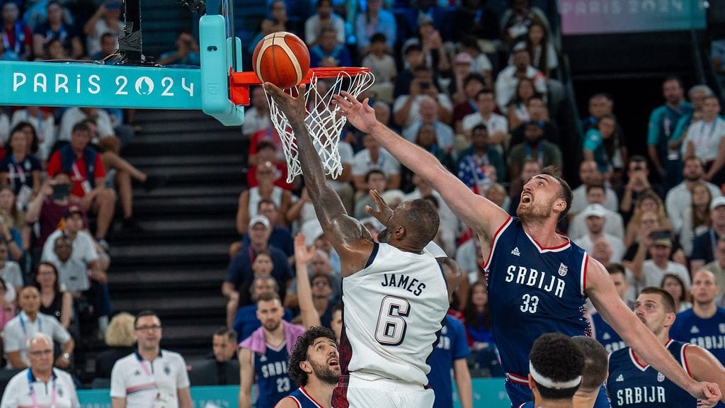 LeBron Jamesin Team USA pelaa olympiakullasta.