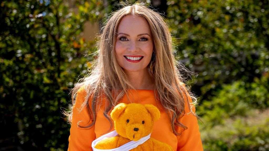 Marja Hintikka juontaa Elämä Lapselle -kosnertin yhdessä Sara Parikan kanssa.