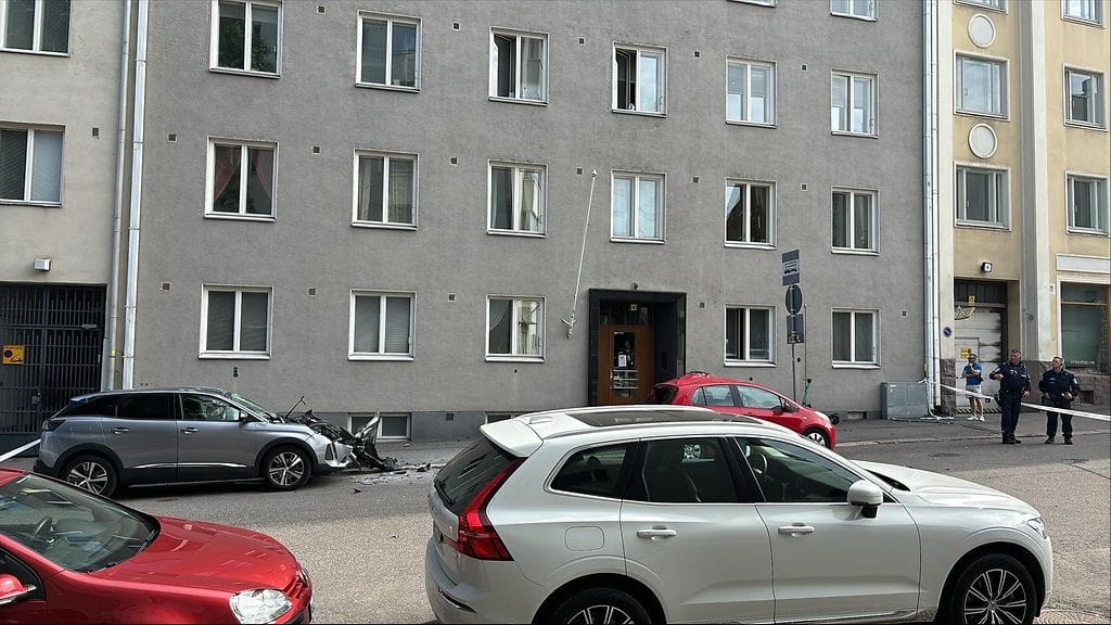 Kuva Stenbäckinkadulta, missä räjähdyksen lennättämät irtokivet murjoivat autoja.