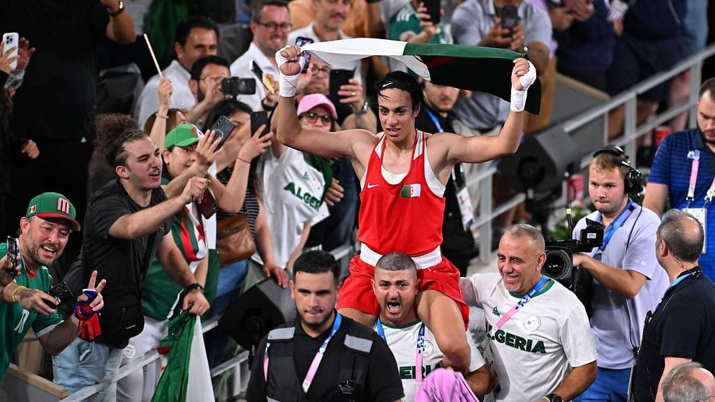 Imane Khelif juhli olympiakultaa.