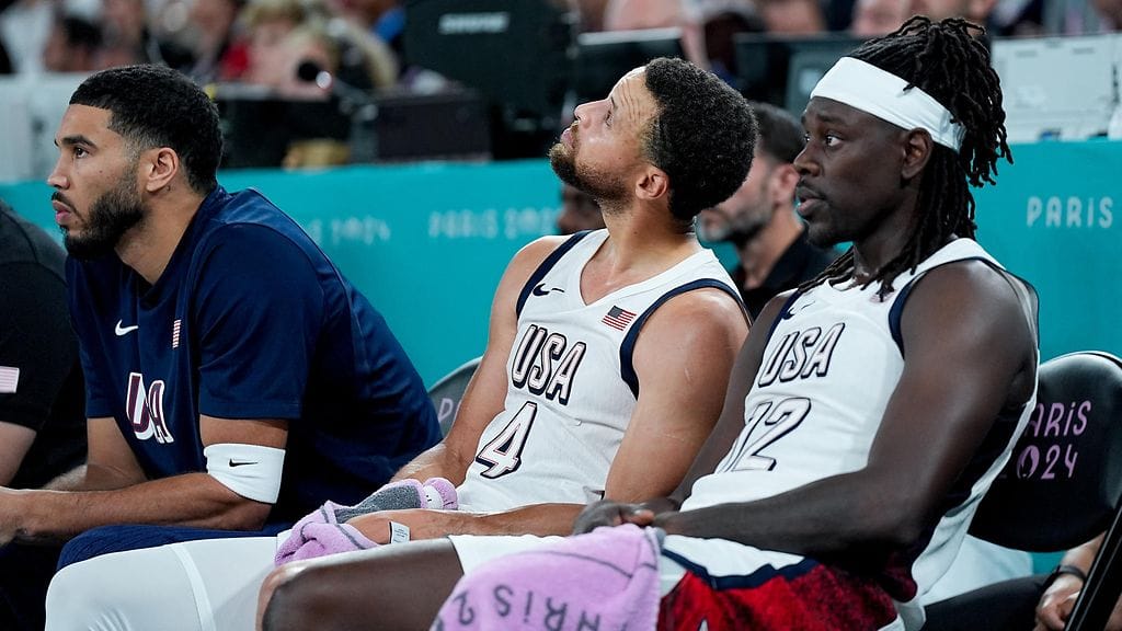 Jayson Tatum (vas.) seurasi sivusta, kun Stephen Curry, Jrue Holiday ja kumppanit kaatoivat Serbian olympiavälierässä.