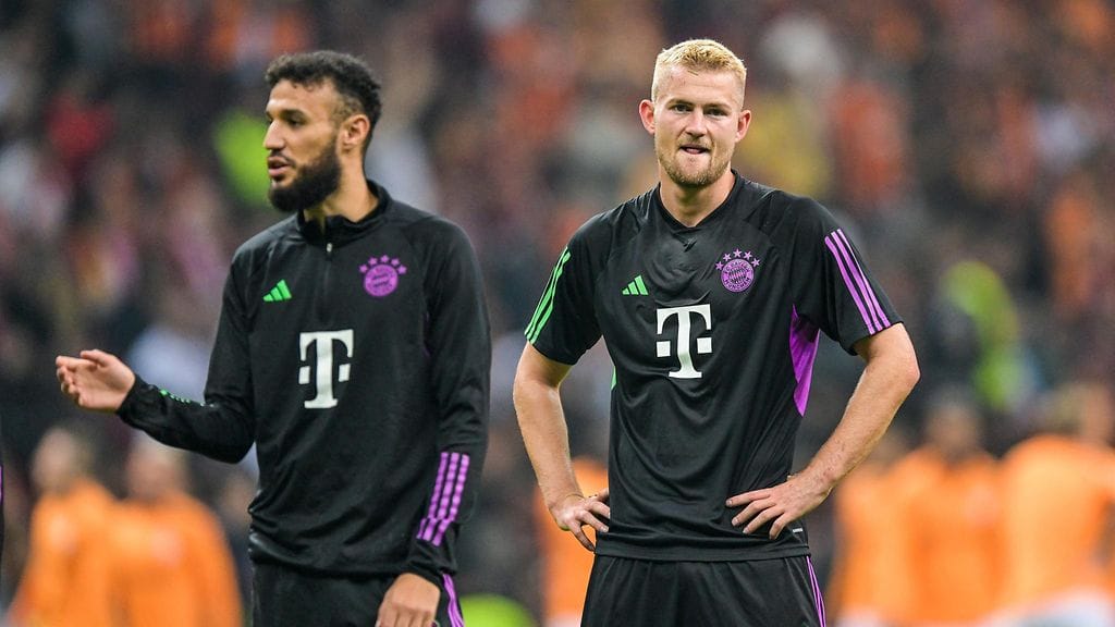 Noussair Mazraoui (vas.) ja Matthijs de Ligt ovat vaihtamassa Bayern Münchenin nutut Manchesterin punaiseen.