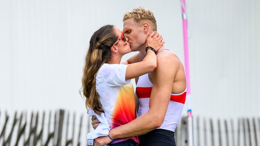 Sofia Meakin suuteli miestään Oliver Zeidleria tämän voittaman soudun olympiafinaalin jälkeen.