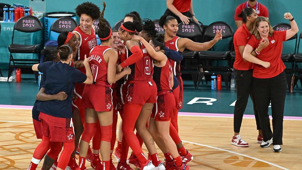 Yhdysvallat juhli koripallon naisten olympiakultaa. USA nousi samalla Pariisin kisojen menestyneimmäksi maaksi.