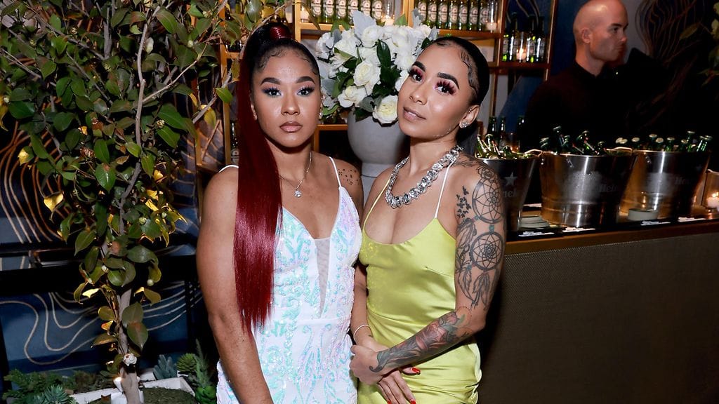 Jazmin Chiles (oik.) on kirjoittanut voimakkaita kommentteja. Vierellä myllerryksen keskellä ollut voimistelijasisko Jordan Chiles.