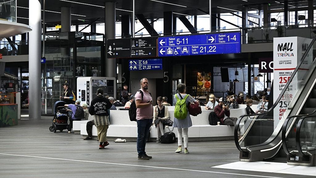 Vian korjausarvioksi on annettu maanantain ja tiistain välinen yö. Kuvituskuvassa Pasilan rautatieasema kauppakeskus Triplassa.