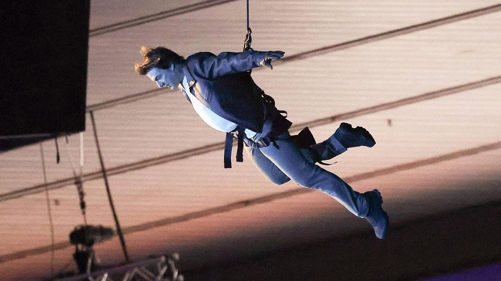 Tom Cruise laskeutui estradille näyttävästi.
