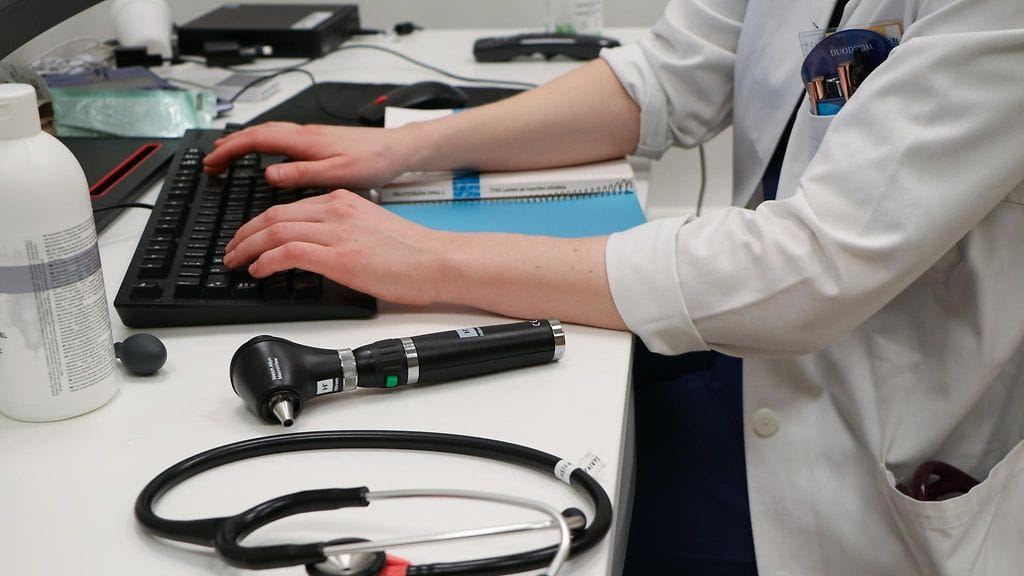 Kelan mukaan kokeilussa on mukana noin 400 yksityistä terveysalan toimijaa.