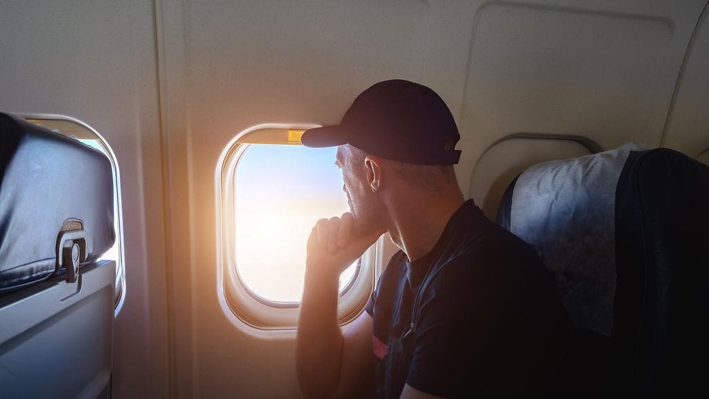 Nuoret miehet ottavat osaa somehaasteeseen, jossa lennetään ilman viihdykettä, ruokaa ja juomaa.