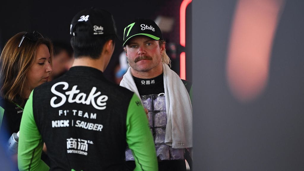 Guanyu Zhou (etualalla) pitää mahdollisuuksiaan jatkaa Sauberilla vähintään 50-prosenttisina. Valtteri Bottaksen F1-ura on vedenjakajalla.