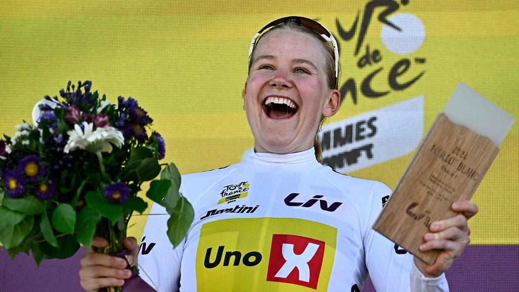 Toiseksi Ranskan ympäriajon avausetapilla polkenut 20-vuotias Annina Ahtosalo sai pukea ylleen parhaan nuoren kuljettajan valkoisen paidan.