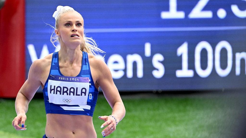 Kuvassa Lotta Haralan rinnassa on nimilappu, joka kerää kritiikkiä urheilijoilta.