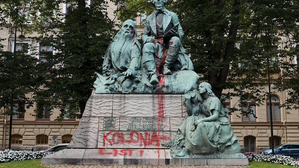 Tältä patsas näytti 12.elokuuta.