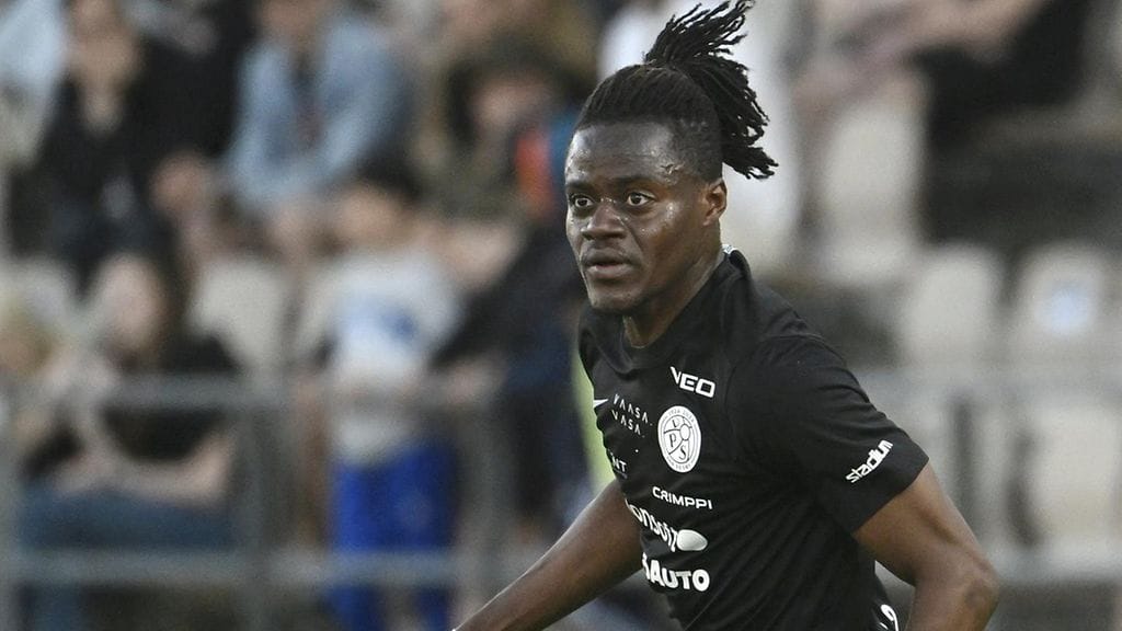 VPS:n Prosper Ahiabu passitettiin rumista otteistaan ulos.