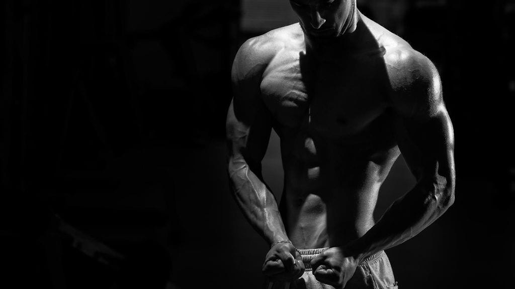 Kehonrakentajan keho kuivui nestenpoistolääkkeiden käytön jälkeen suuresti. Kuvituskuva.