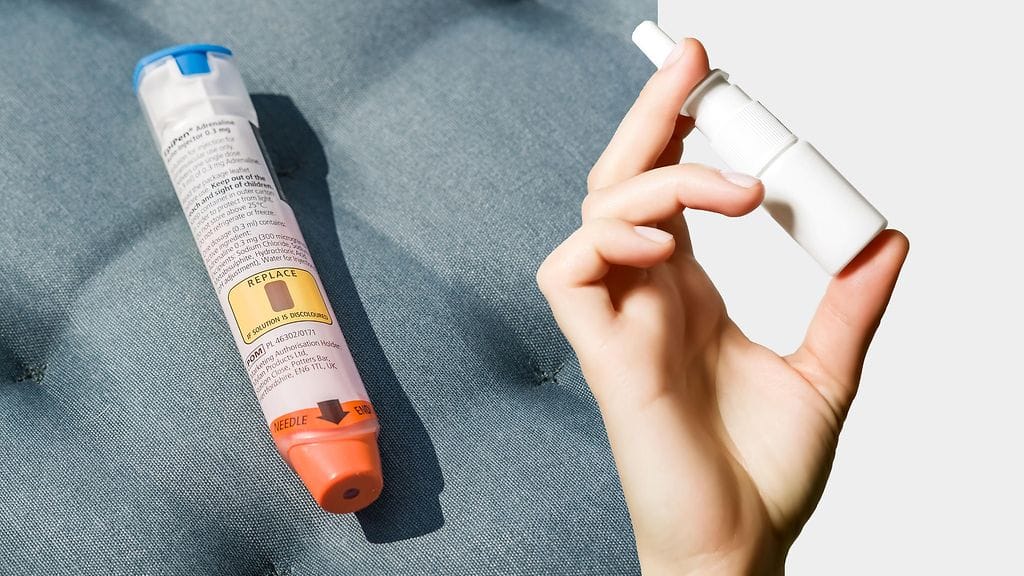 Adrenaliinikynä antaa pistoksen hoidettavalle, mutta nyt hyväksytty lääke on nenäsumute. Kuvituskuva.