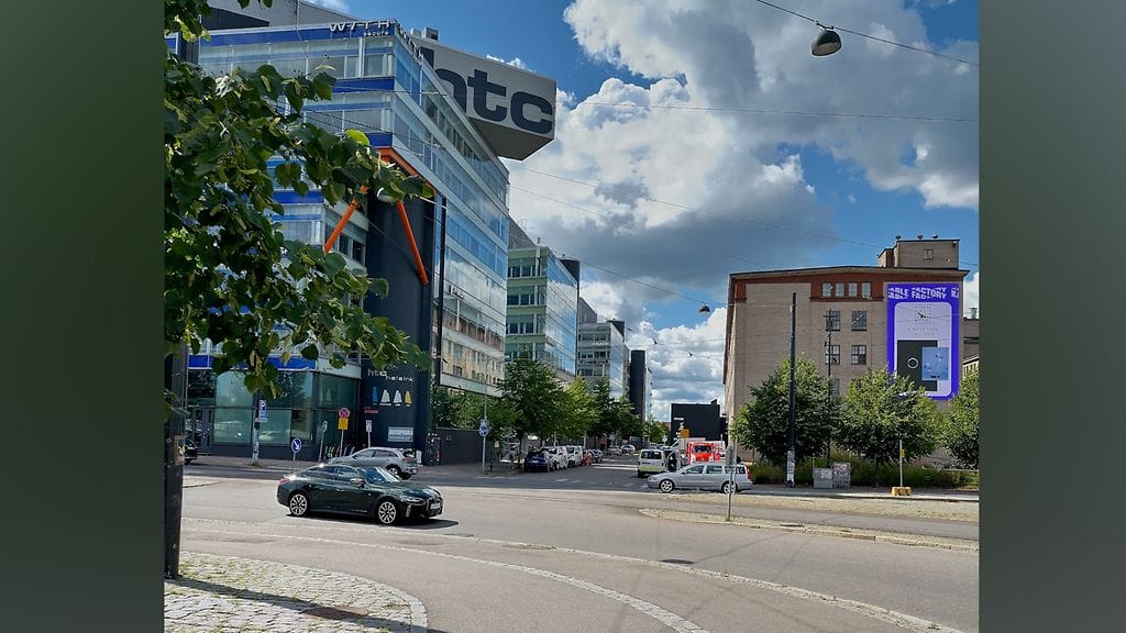 Sähköpostista ilmoitti poliisille F-Secure, jonka Länsisataman toimipisteeseen uhkaus oli tullut.
Poliisi on paikalla ja tämänhetkisen tiedon perusteella ei ole havaittu turvallisuusuhkaa.