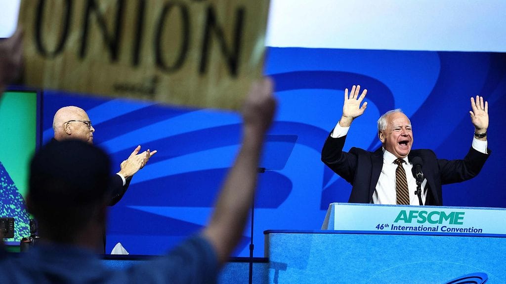 Varapresidenttiehdokas Tim Walz puhui ammattiliittoväelle Los Angelesissa 13. elokuuta.