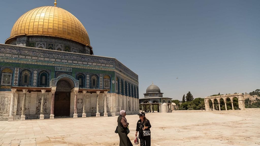 Al-Aqsan moskeijaa vartioi Israelialaiset sotilaat. Turisteja kuvattuna moskeijan vieressä sijaitsevan Kalliomoskeijan vieressä.