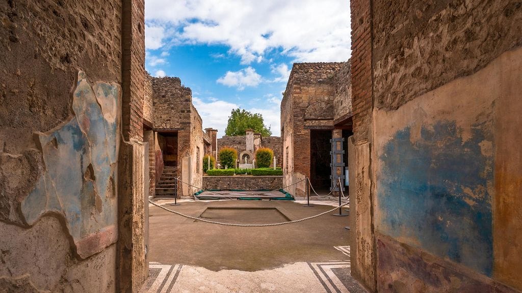 Roomalaiskaupunki Pompeji hautauti vuonna 79 tulivuori Vesuviuksen purkautuessa. Nykyään kaupunki on arkeologisten tutkimusten kohde.