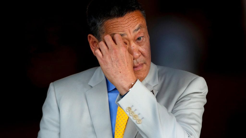 Srettha Thavisin kuvattuna tiedotustilaisuudessa virasta erottamisen jälkeen Bangkokissa.