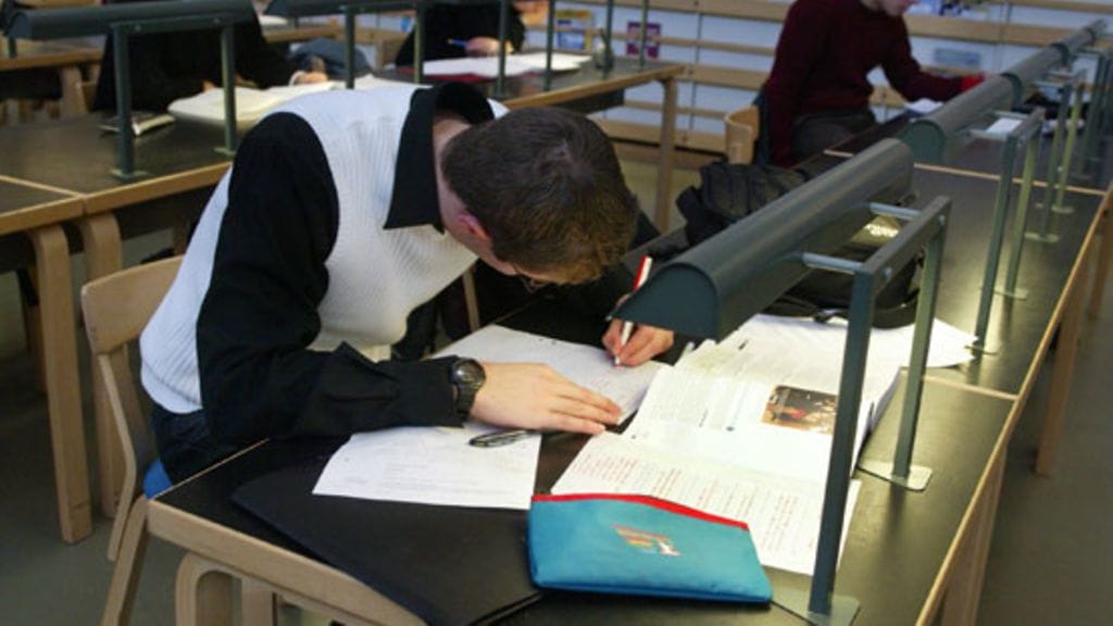 Kaj Kalin ehdottaa, että insinööreille alettaisiin opettaa muotoilua. Kuvassa opiskelijoita Otaniemen teknillisessä korkeakoulussa.