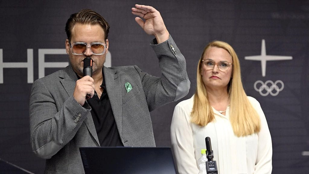 Seagullsin pääomistajat Janne ja Sinikka Kulvik seuran lehdistötilaisuudessa Helsingissä.