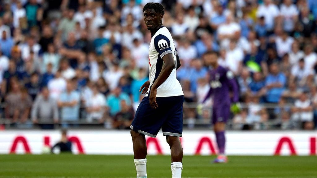 Yves Bissouma on seuran asettaman pelikiellon vuoksi sivussa Tottenhamin Valioliiga-avauksesta.