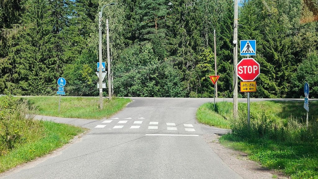 Tässä ajoneuvo on pysäytettävä pysäytysviivan kohdalle. Pysäytysviiva tulisi maalata STOP-merkin yhteyteen aina, jos tie on asfaltoitu.